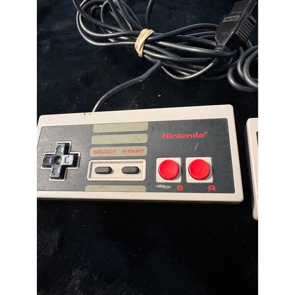 Set of 2 Original Nintendo NES Controllers Model NES-004 Vintage OEM Gamepads - Picture 3 of 4